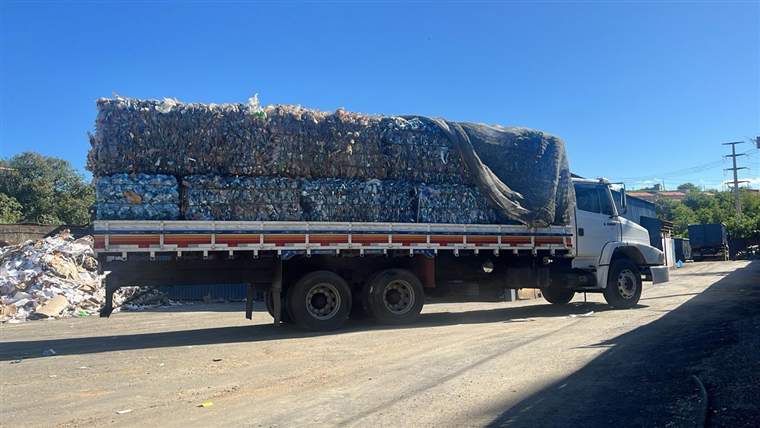 Caminhão carregado com fardos de garrafa PET