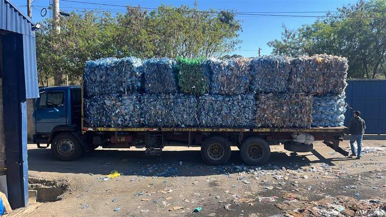 Caminhão carregado no pátio da Sucapel