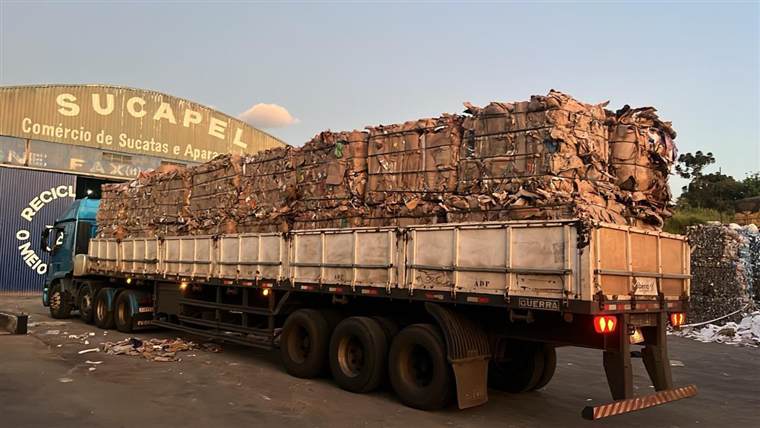 Caminhão carregado com fardos de papelão prensado